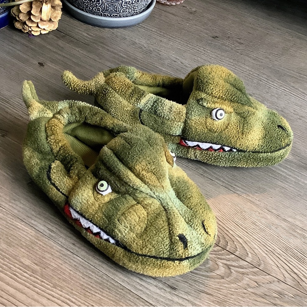 Stride Rite Plush Green Crocodile Slippers Size 11/12